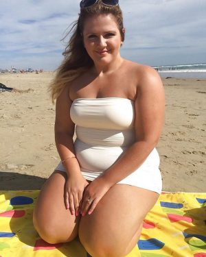 Rendez vous à la plage avec cette teen obèse