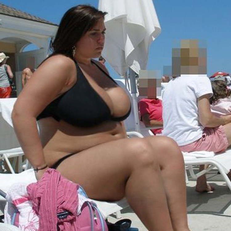 Bikini girl obèse à la plage.